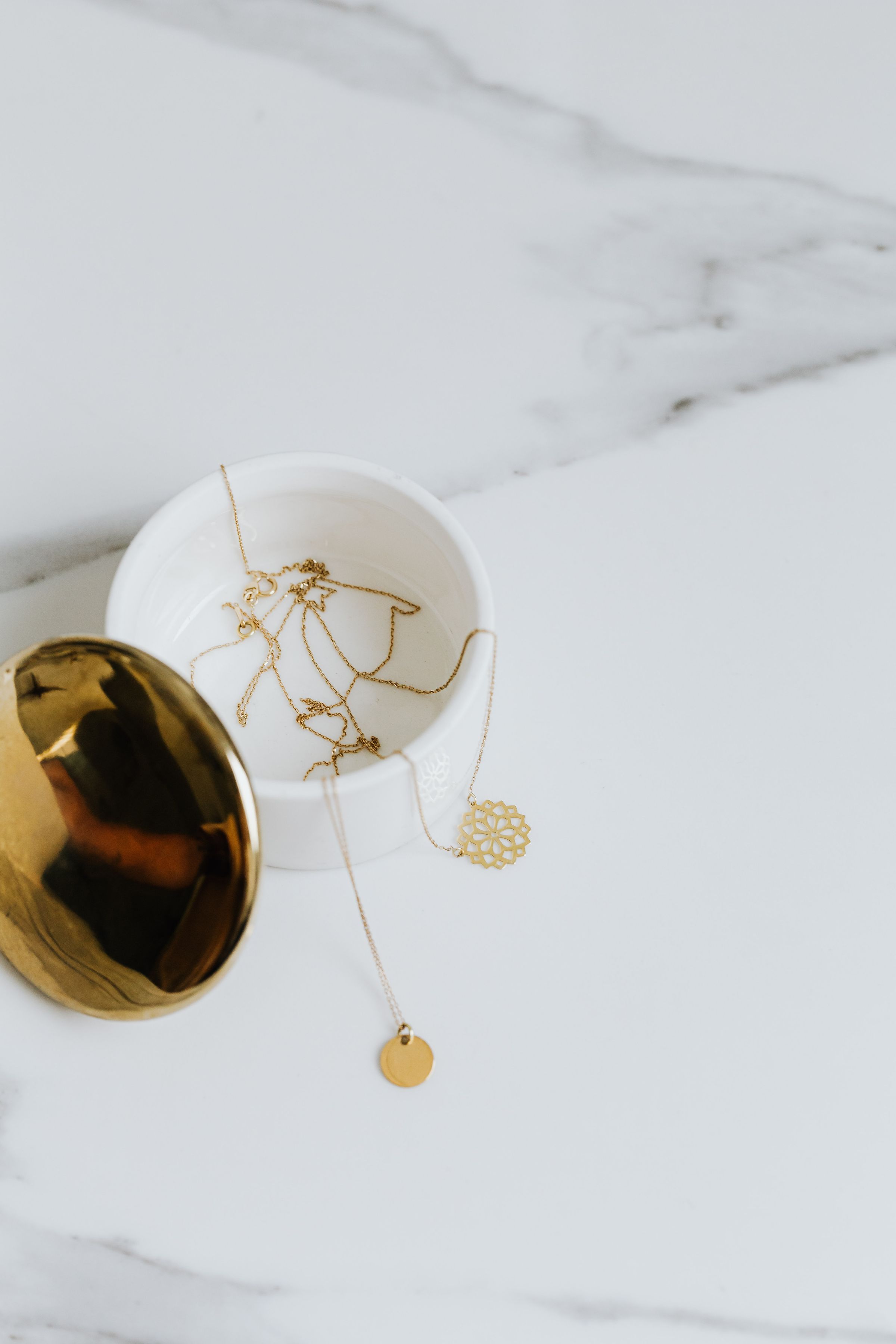 Gold pendant necklace