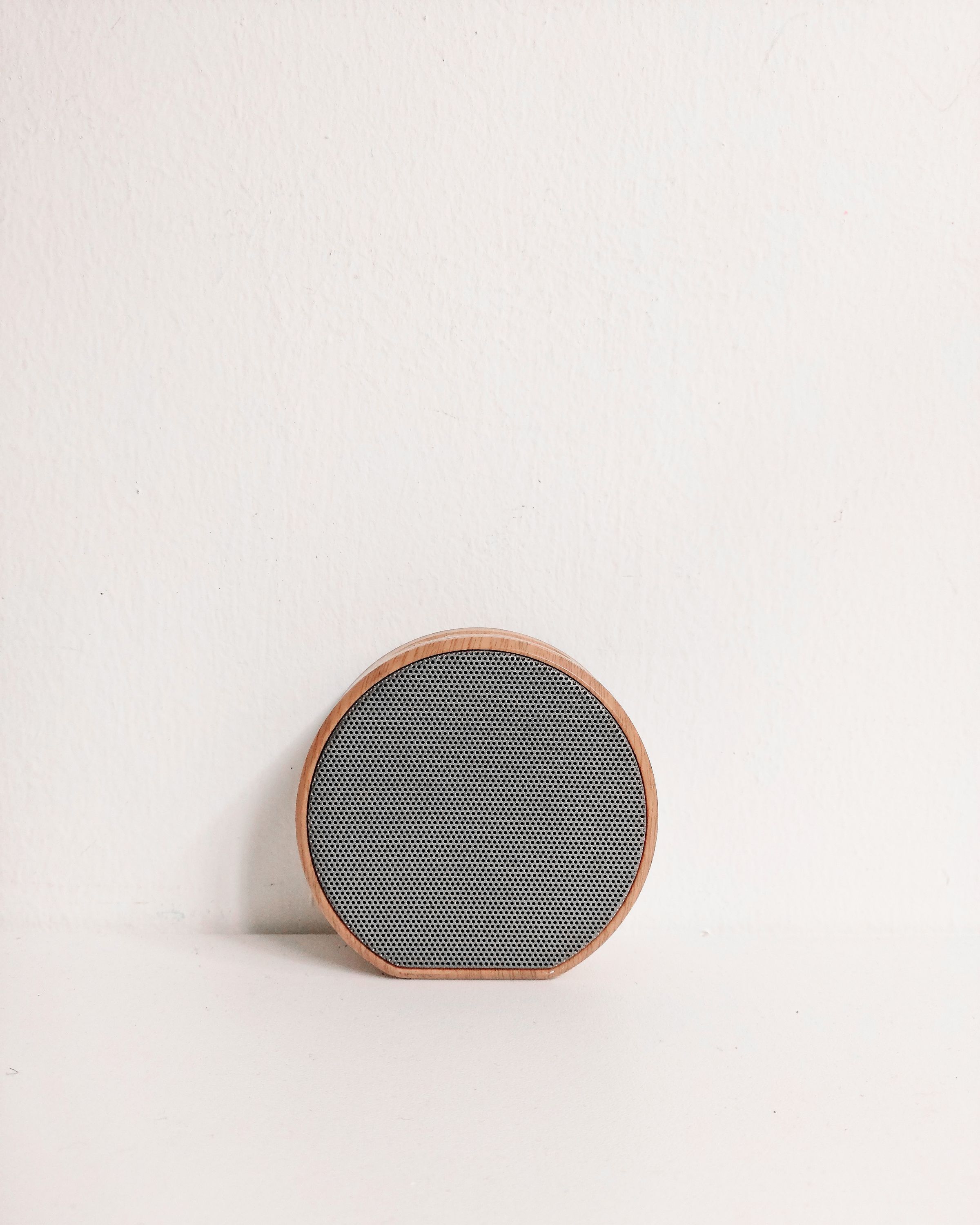 Wooden table speaker